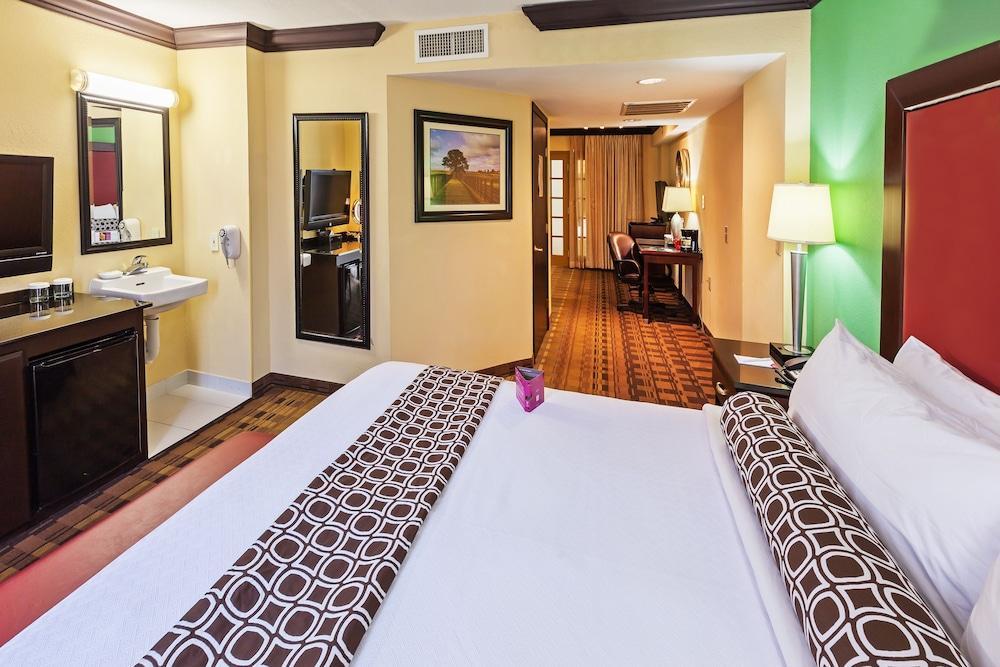 Crowne Plaza Suites Houston - Near Sugar Land Екстериор снимка