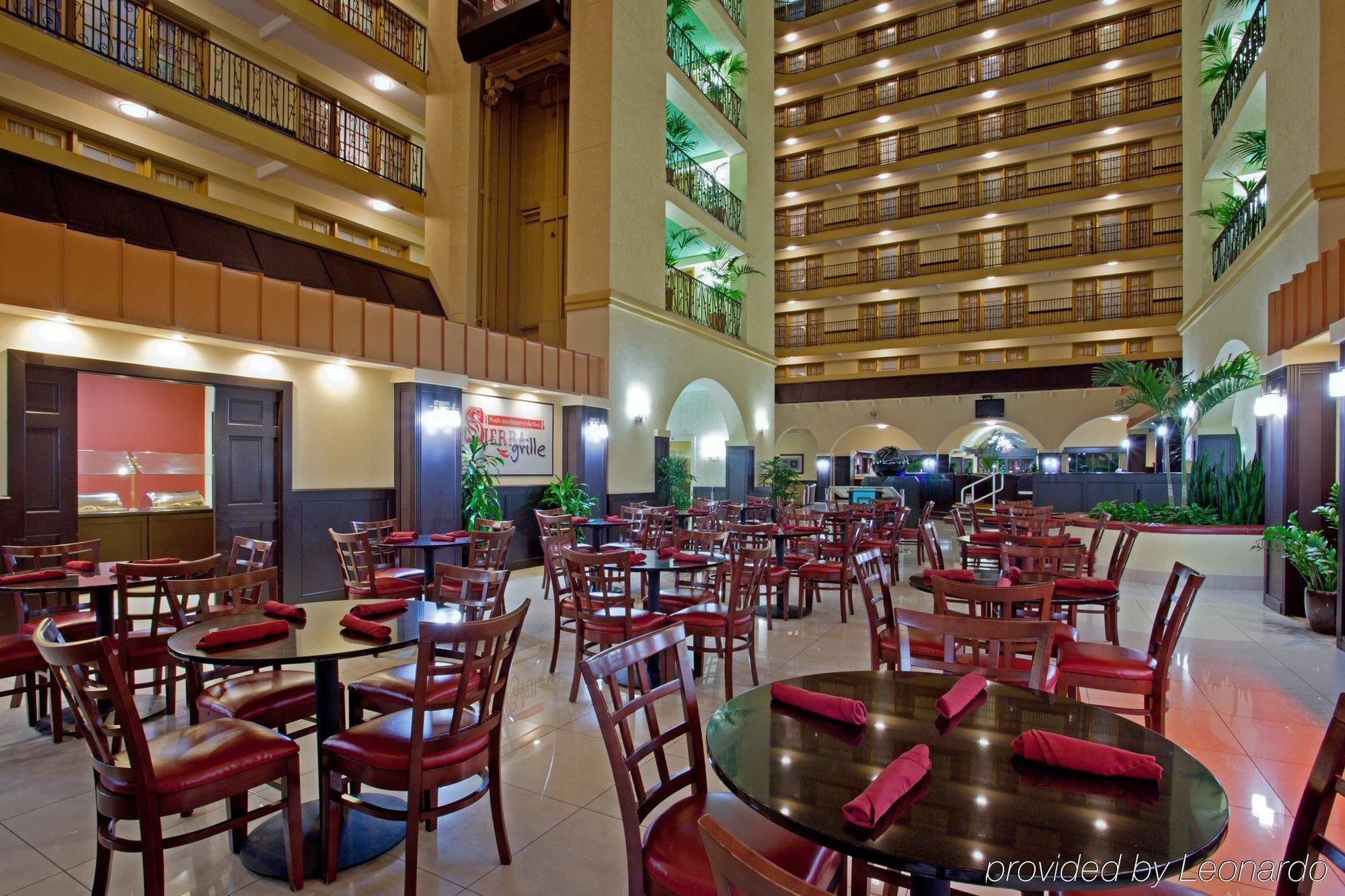 Crowne Plaza Suites Houston - Near Sugar Land Ресторант снимка